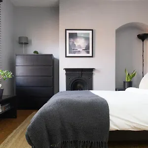 Townhouse In Trendy Suburb Of Hoole Apartment