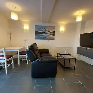 Flat 1 Cosy And Comfortable In Apartment